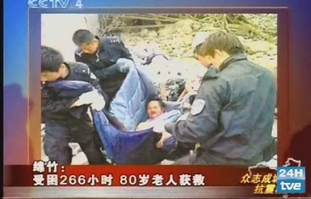  - Un anciano, rescatado en China
