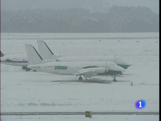 Telediario 1 - Barajas preparado para la nieve