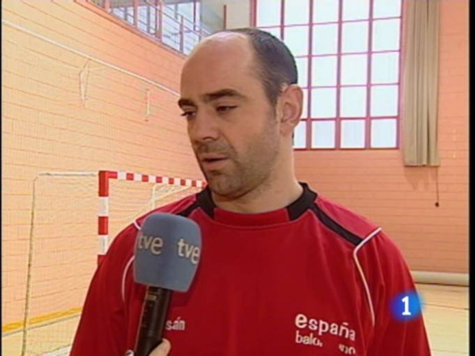 La selección española de balonmano preprara el Mundial que comienza en enero y este martes tiene un compromiso amistoso ante Portugal, que podrá verse en directo por Teledeporte y RTVE.es. Los hombres de Valero Rivera han recibido la mala noticia del