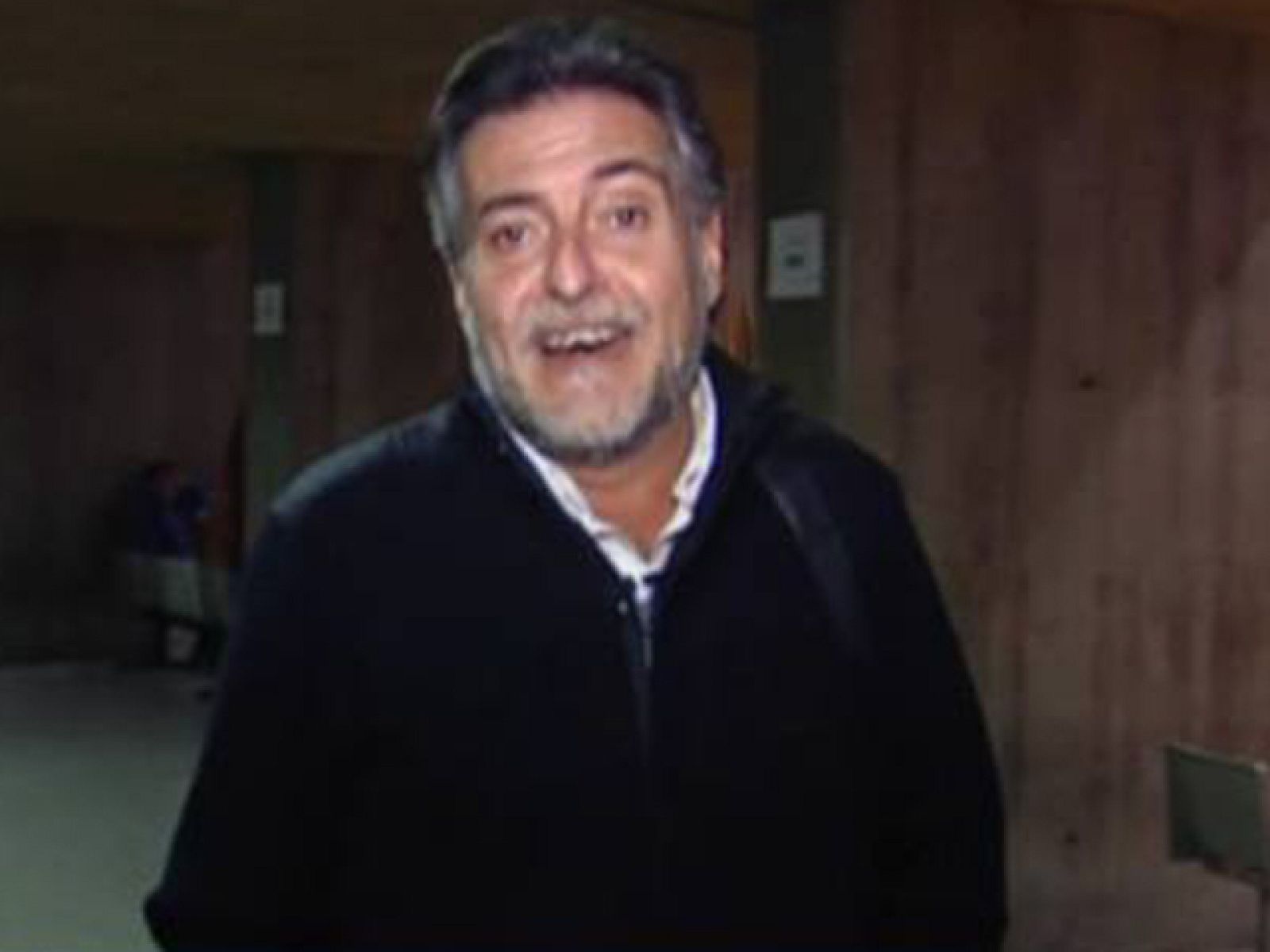 Así vive el técnico del Joventut, Pepu Hernández. Un café y un periódico al sol para comenzar el día, antes de adentrarse de lleno en la actualidad de su equipo, donde repasa junto a su segundo Rafa Vecina los entrenamientos.