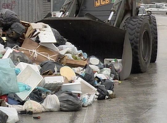 Telediario 1 - Nápoles,el ejécito recoge la basura