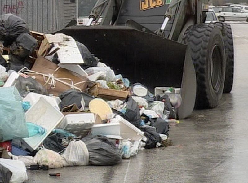 El ejército italiano ha empezado a recoger la basura en Nápoles