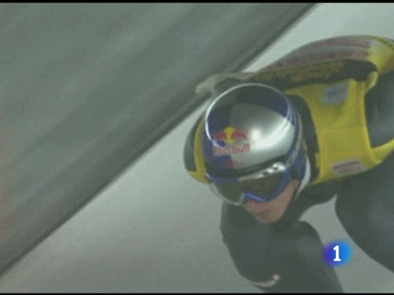 Vean este espectacular salto del austriaco Thomas Morgenstern, que le ha colocado líder del prestigioso torneo "Cuatro Trampolines" que se está disputando en Alemania.