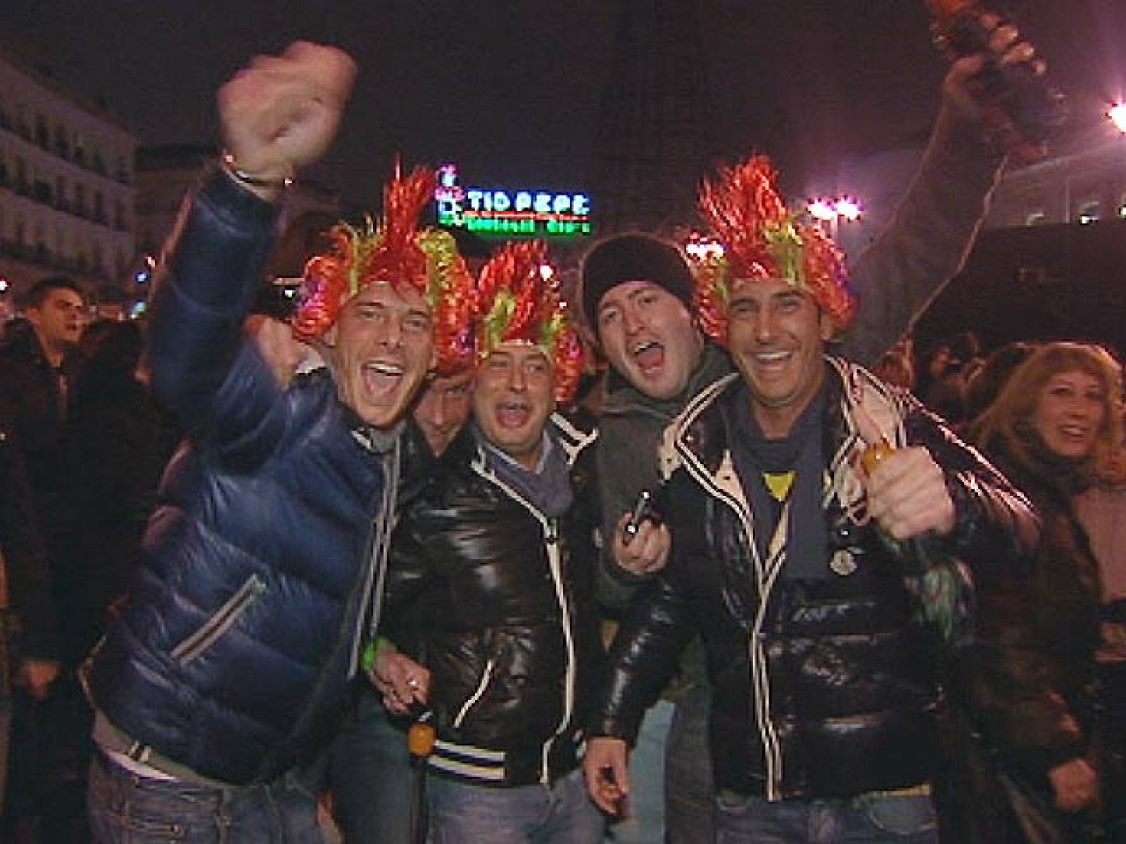 Miles de personas celebran la "prenochevieja" en la Puerta del Sol | Ver