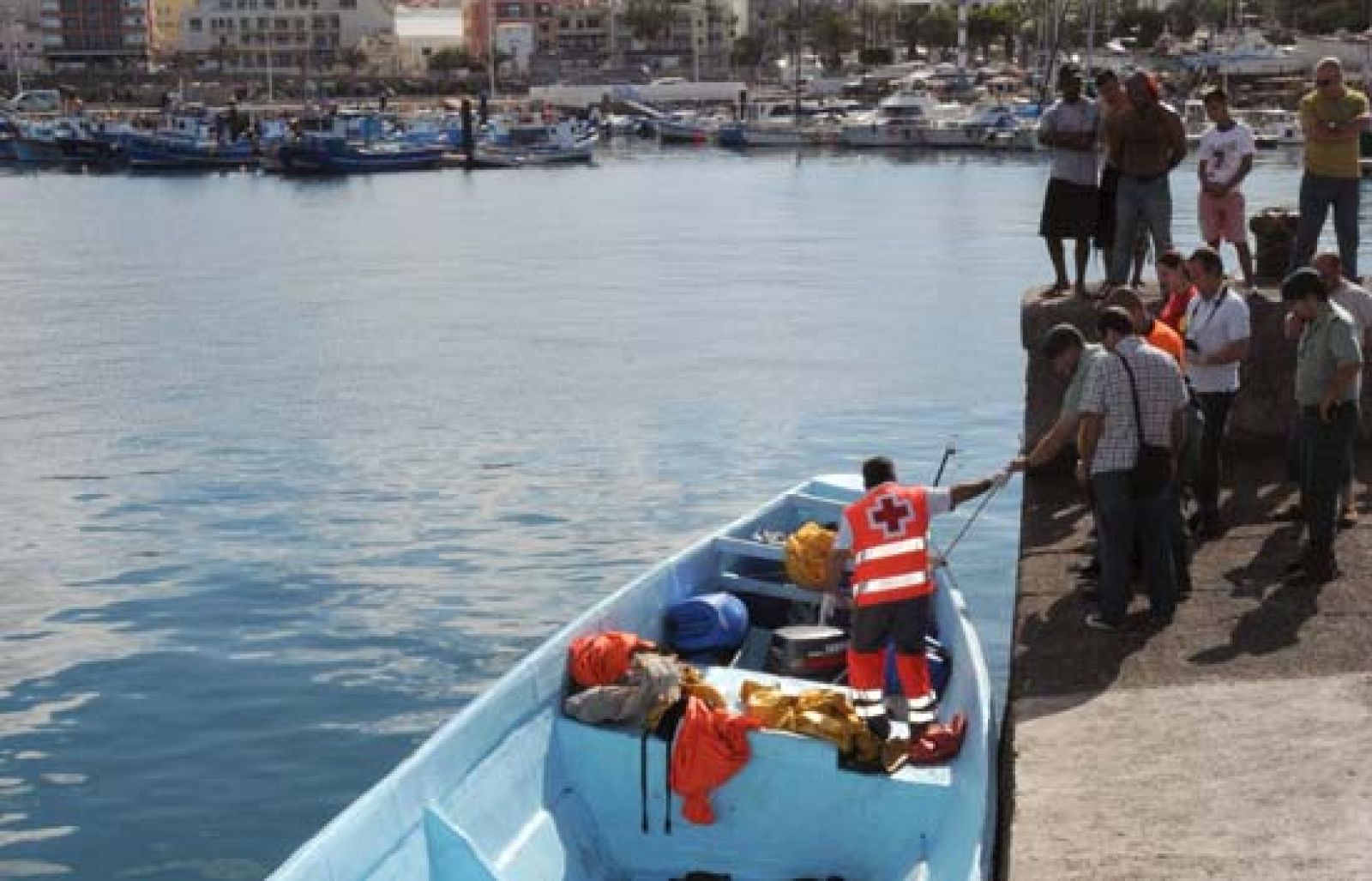 Llega un cayuco a Canarias con 68 inmigrantes, dos de ellos muertos y un tercero muere tras llegar a puerto (25/05/08).