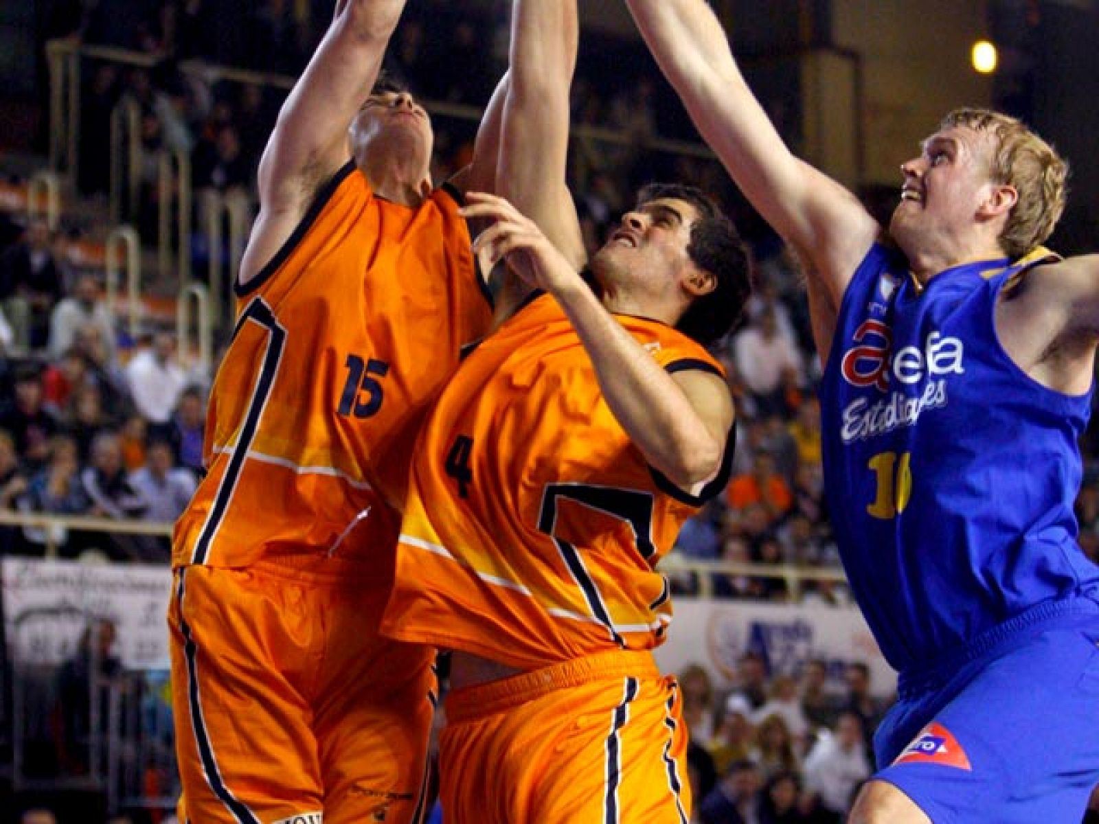 El Baloncesto Fuenlabrada ha conseguido una gran victoria ante el Asefa Estudiantes por 72-65, que le acerca a Copa del Rey. Los fuenlabreños supieron aguantar las acometidas colegiales