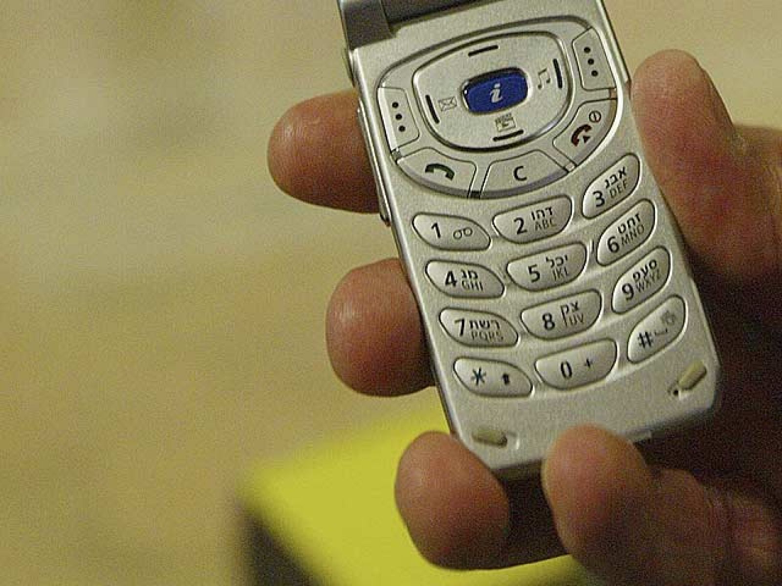 Las redes sociales hacen que bajen los sms enviados para felicitar 2011