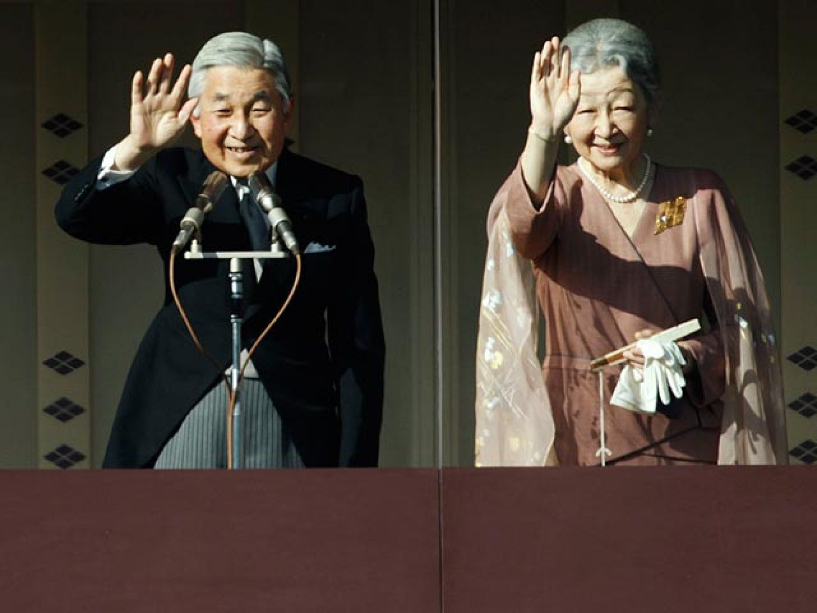 El emperador Akihito de Japón y toda su familia desean paz y felicidad en el Año Nuevo
