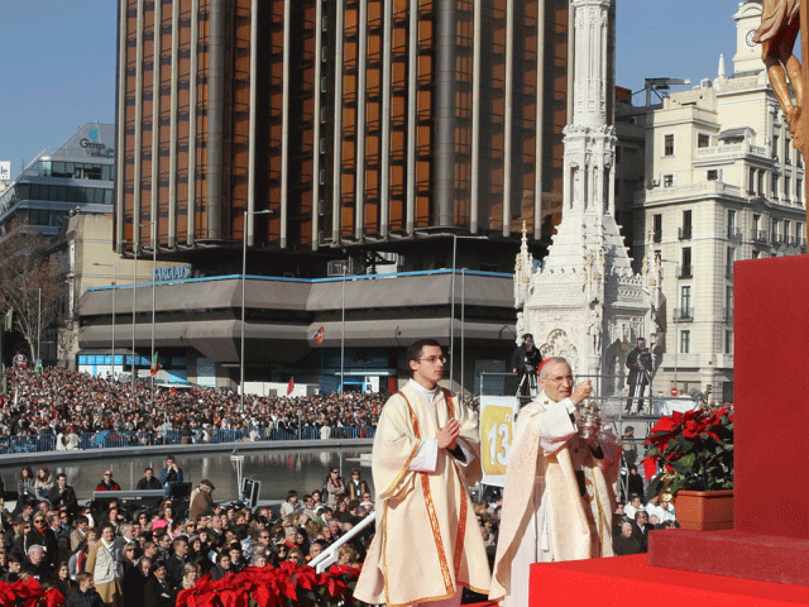 Miles de personas asisten en Madrid a la Misa de las Fmailias en su cuarta edición