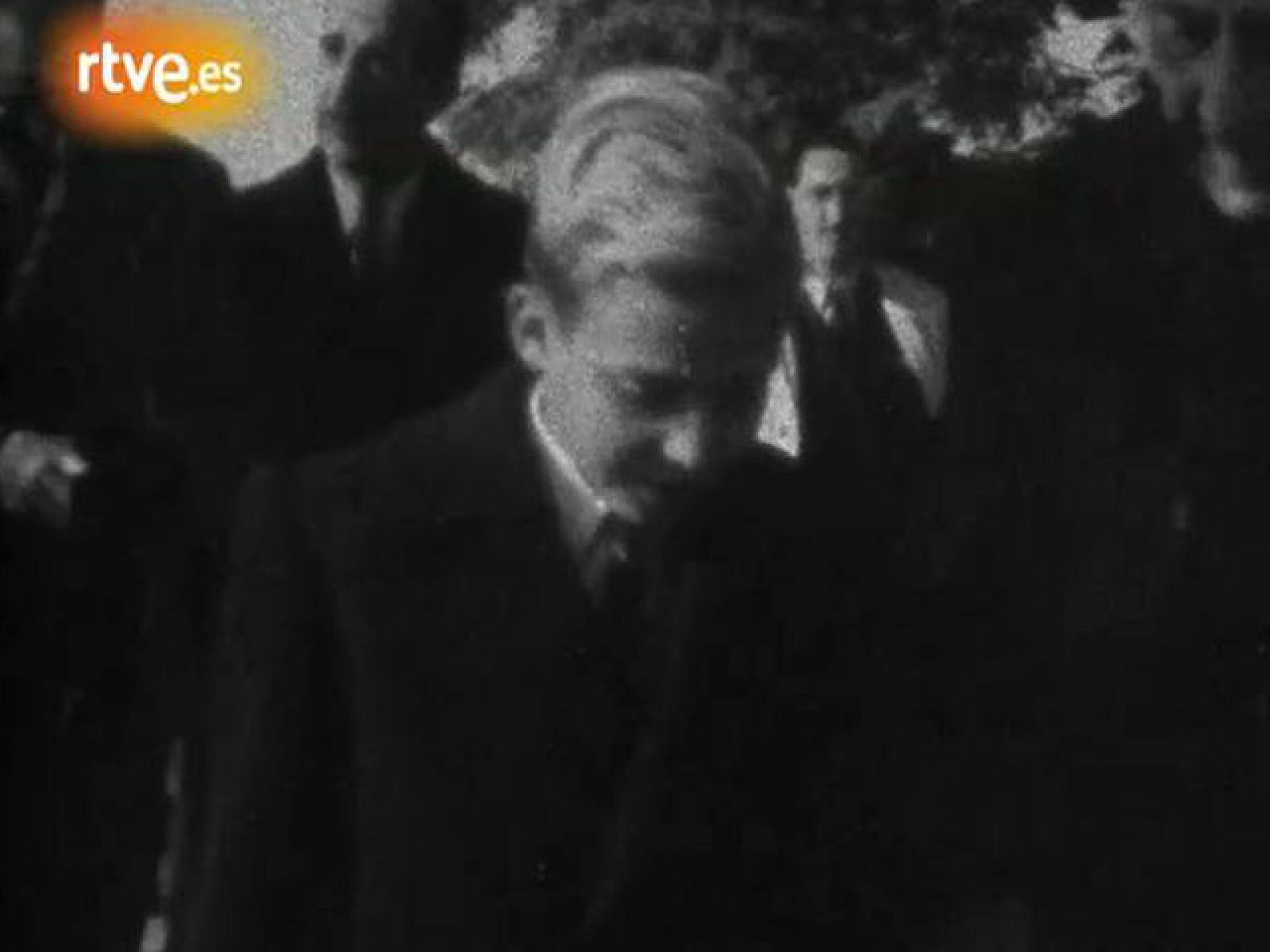El príncipe Juan Carlos llega a España (1948) - Personajes en el Archivo de RTVE | Ver