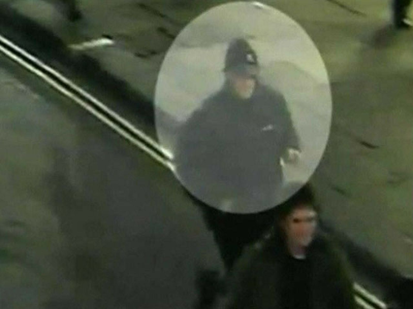 La policía pide ayuda para identificar a los sospechosos de atacar el coche del Príncipe Carlos | Ver