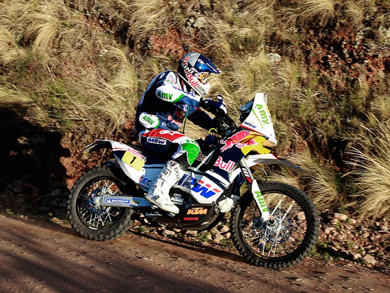 El piloto de motos español Marc Coma (KTM), líder del Dakar 2011, sufrió una caída al inicio de la quinta etapa que le hizo perder siete minutos con la cabeza de carrera, aunque sigue en marcha, informó la organización.