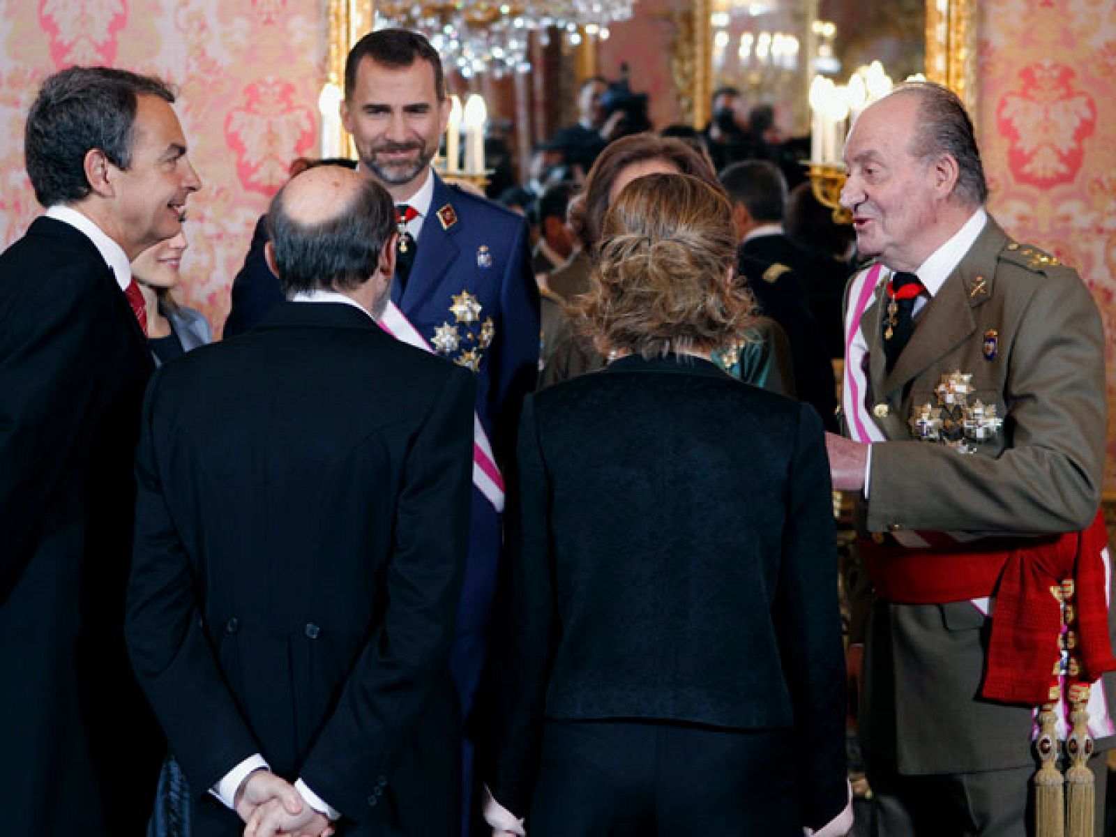 Carme Chacón la primera en llegar al Palacio Real para la celebración de la Pascua militar | Ver