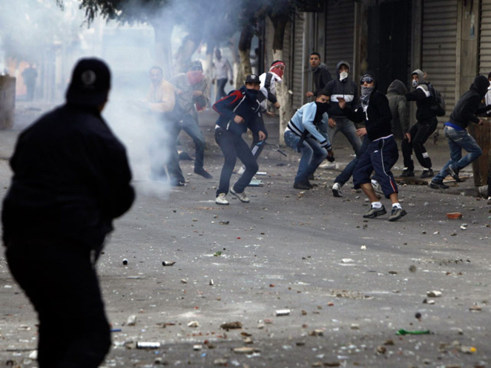 Los jóvenes argelinos protestan por el alza de los precios y la alta tasa de paro | Ver