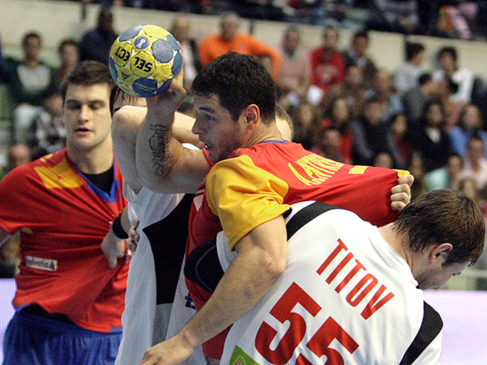 La selección española de balonmano arrolló a la de Bielorrusia (39-18) en un partido sin historia, pues la superioridad del equipo dirigido por Valero Rivera fue tal que el encuentro quedó sentenciado en la primera parte. El combinado nacional comien