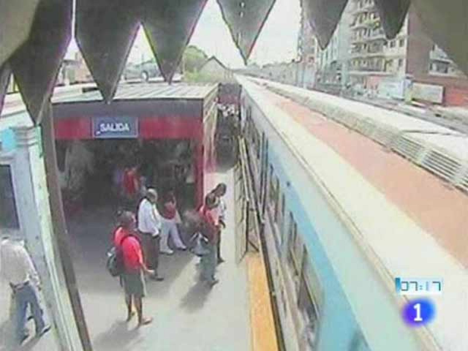 Una niña a punto de ser atropellada por un tren en Buenos Aires al cruzar la vía | Ver