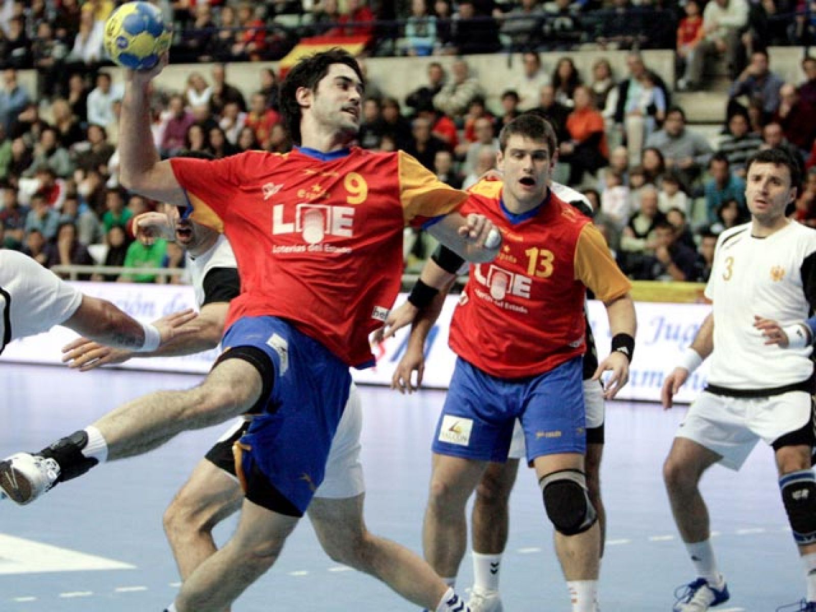 La selección española de balonmano, que tuvo en el portero Arpad Sterbik al protagonista, arrolló a la de Montenegro, a la que ganó por un rotundo 33-20, en la segunda jornada del X Memorial Domingo Bárcenas que se disputa en Murcia.