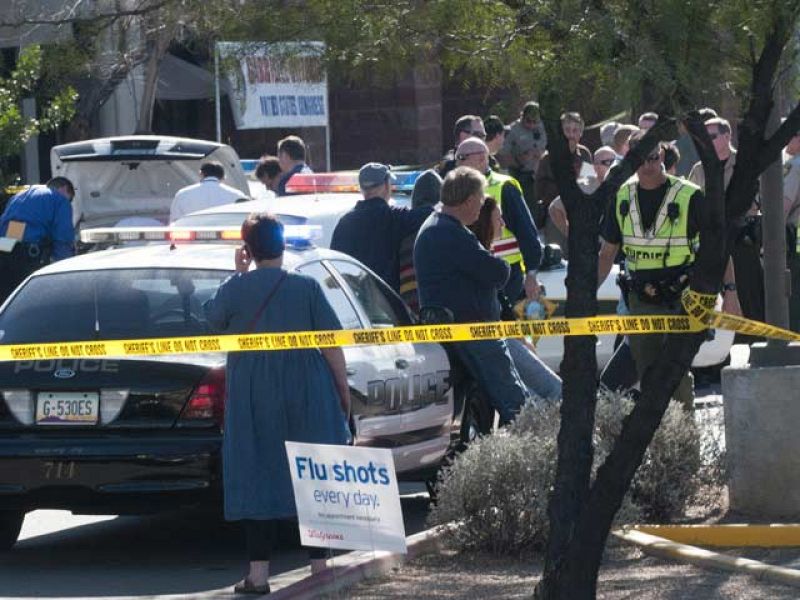 Un hombre mata a seis personas y hiere de gravedad a una congresista demócrata en Arizona
