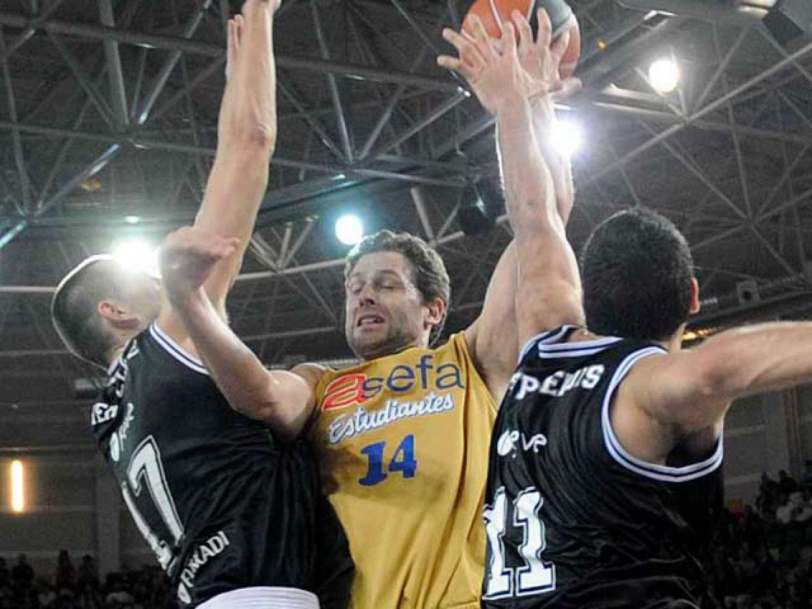 El Bizkaia Bilbao Basket ha dado un paso de gigante para la disputa de la Copa del Rey tras imponerse al Asefa Estudiantes (66-57) en partido correspondiente a la decimoquinta jornada de la liga ACB.