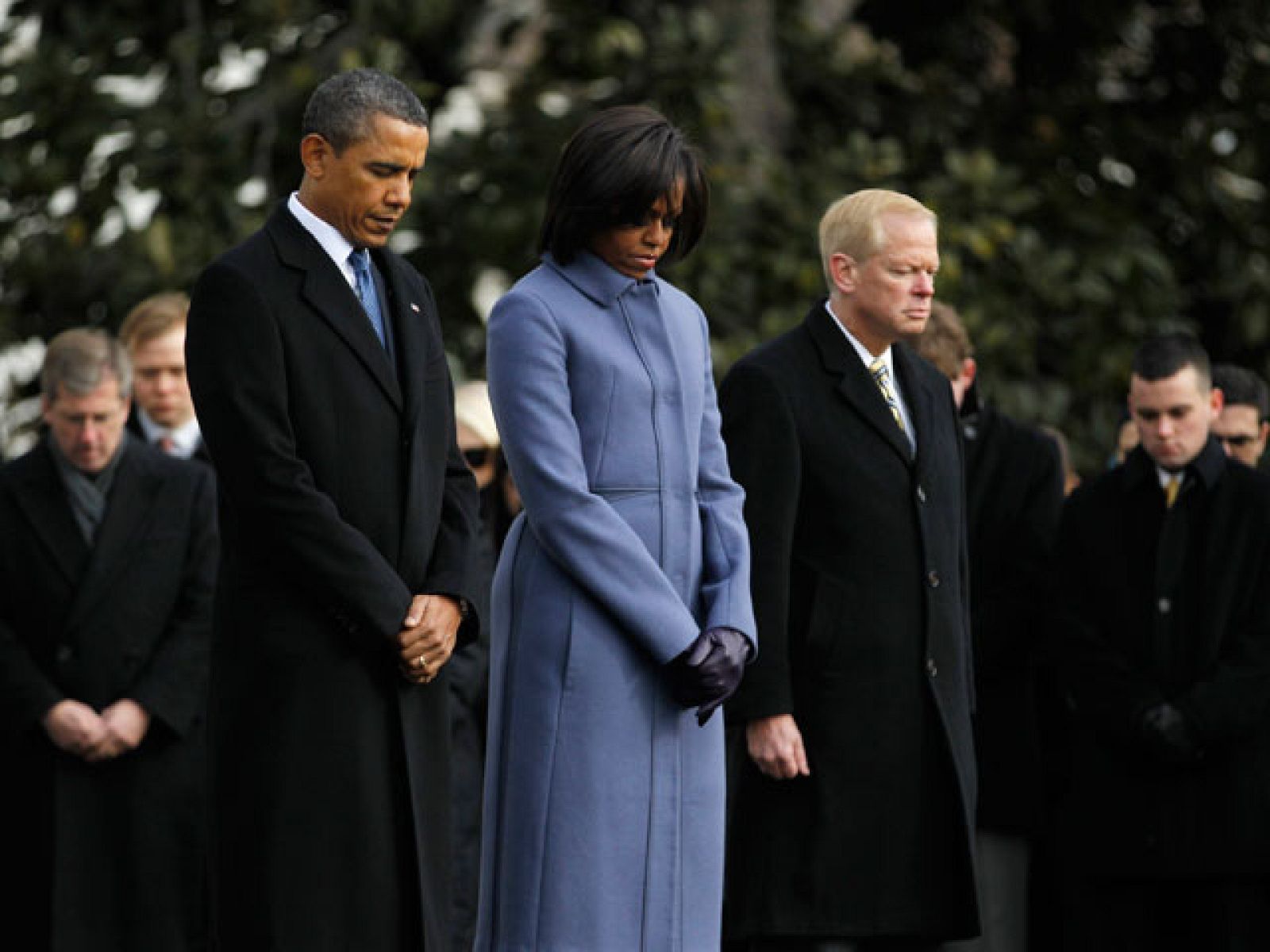 Obama guarda un minuto de silencio por las víctimas del tiroteo en Arizona | Ver