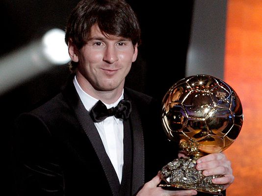 El argentino Lionel Messi ha logrado su segundo Balón de Oro consecutivo, al imponerse en la votación a sus compañeros de equipo Andrés Iniesta y Xavi Hernández.