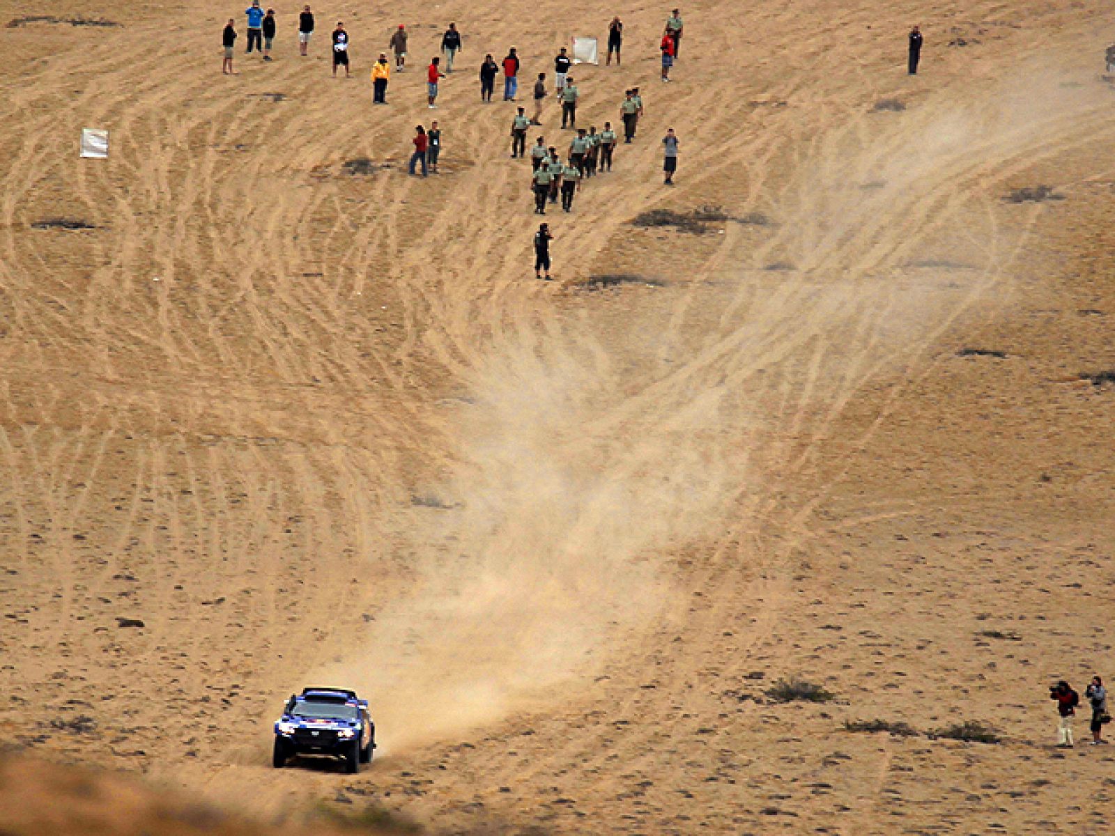 Carlos Sainz y Al Attiyah, compañeros de equipo y máximos enemigos, volvieron a tener un encontronazo este lunes tras la etapa en la que el qatarí arrebató al español el primer puesto en la general.