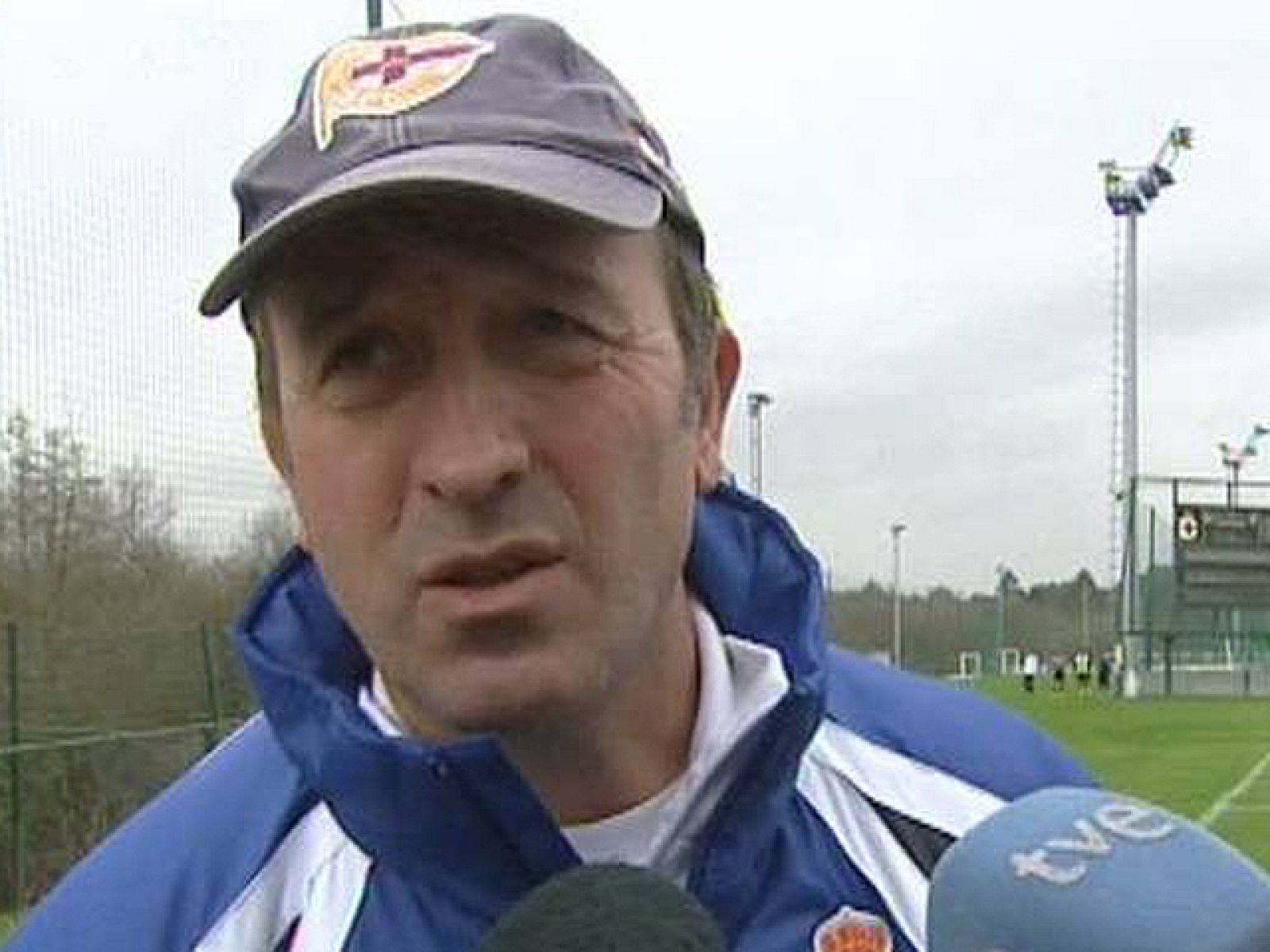 Un día después de la elección de Messi como Balón de Oro 2010, entrenadores y futbolistas de la Liga se pronuncian a favor de un Balón de Oro para Xavi o Iniesta, pero coinciden en ver a Messi como el mejor jugador.