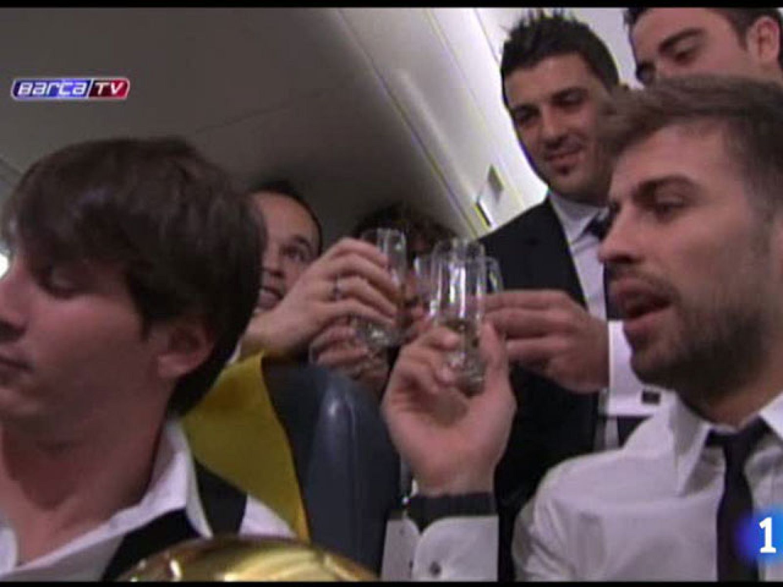 La 'Pulga de Oro' brinda con su equipo | Ver