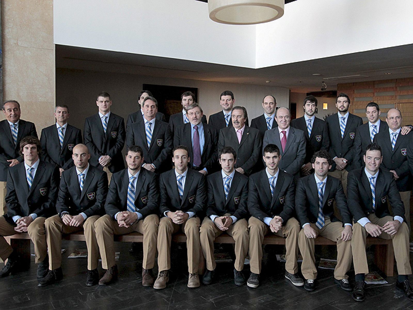 Valero Rivera, seleccionador nacional de balonmano, ha asegurado que en el Mundial de Suecia el "objetivo principal es estar entre los siete primeros" ya que los siete primeros clasificados tienen ganado el billete para los JJ.OO. de Londres 2012, au