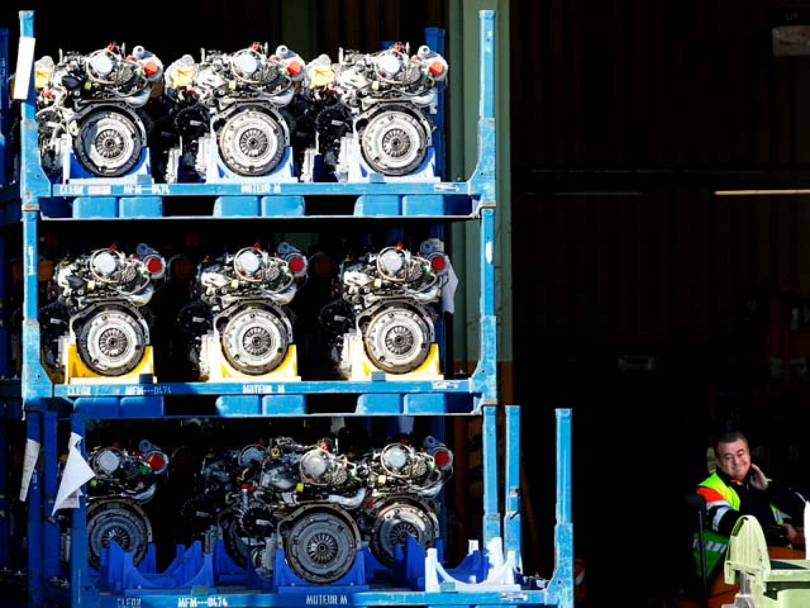 Nissan en Barcelona bajará los sueldos para garantizar el futuro de la planta | Ver