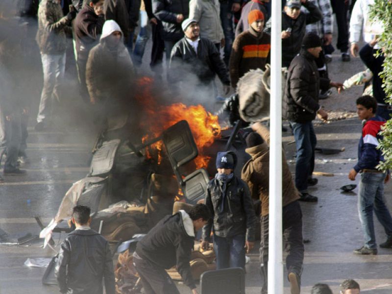 Miles de manifestantes desafían el toque de queda en Túnez