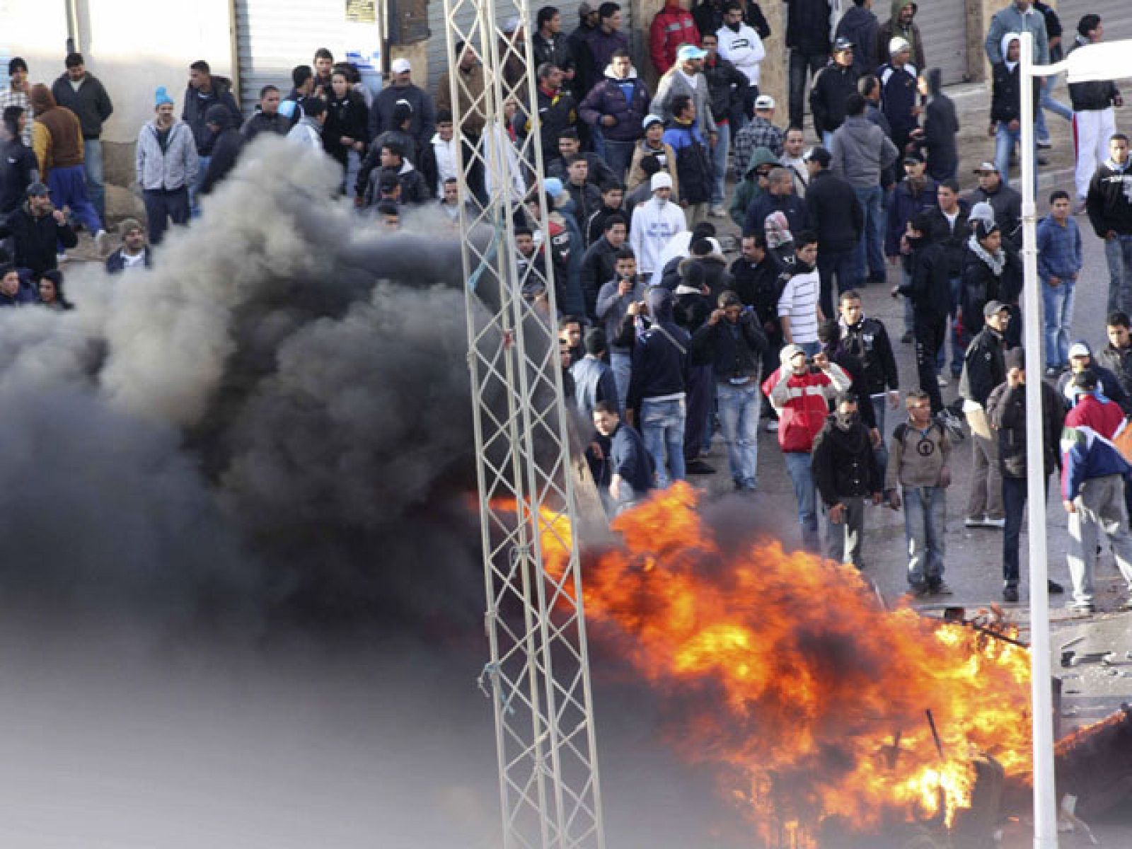 En Túnez, continúan los violentos enfrentamientos entre manifestantes y policía
