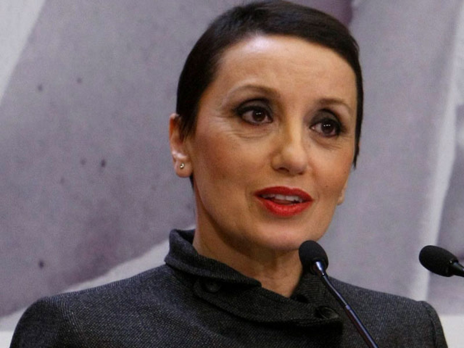 Luz Casal vuelve "a la normalidad" apoyando a sus "colegas" contra el cáncer