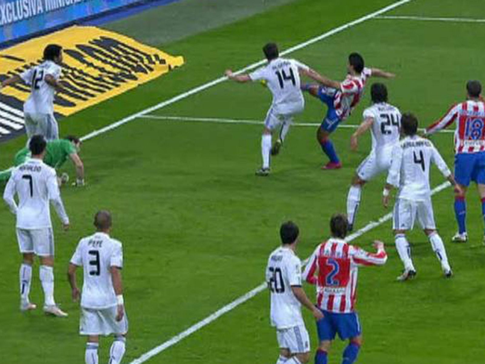 Real Madrid y Atlético de Madrid vuelven a medir sus fuerzas esta temporada para luchar por un puesto en semifinales de la Copa del Rey. Mourinho parece que contará con Benzema en la delantera y Quique duda si utilizar a sus nuevas piezas: Juanfran y