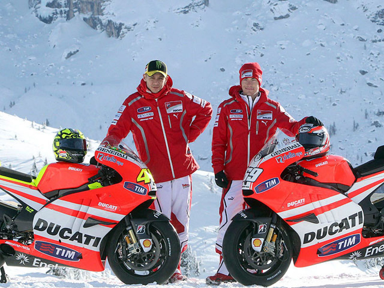 La concentración de Ducati en Madonna di Campiglio nos ha dejado esta curiosa imagen de Rossi y Hayden, pilotando motos de nieve para un anuncio.