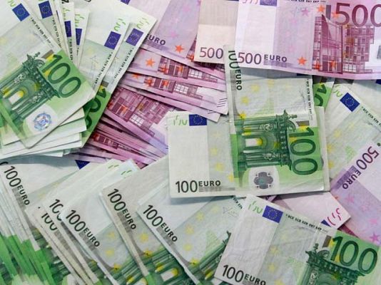 Telediario 1 - España coloca 3.000 millones