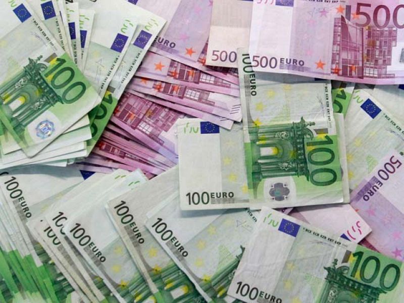 España coloca con éxito 3.000 millones de euros en bonos a 5 años | Ver