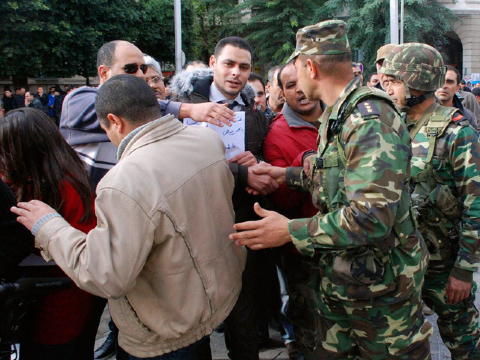 Los tunecinos piden la dimision del presidente