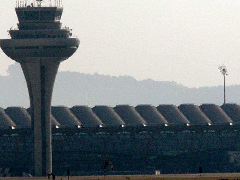 Los viajeros afectados por la huelga de controladores aéreos unidos para pedir indemnizaciones