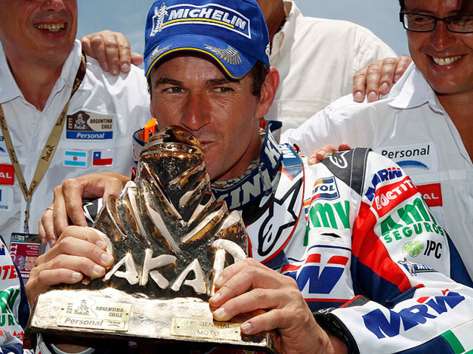 El rally Dakar ha vivido su jornada festiva, en la que los ganadores de las diferentes categorias han recibido sus premios, con tres españoles como protagonistas: Marc Coma, campeón en motos; Laia Sanz, campeona en categoría femenina, y Carlos Sáinz,