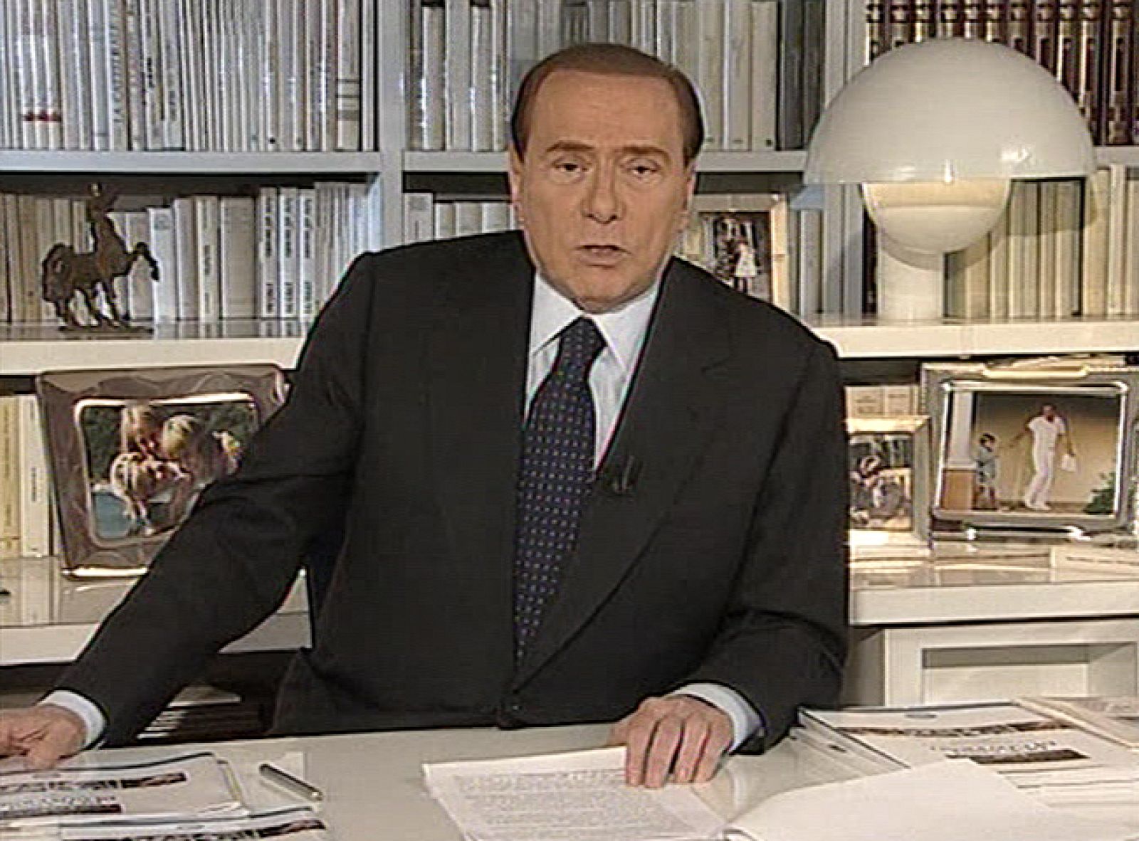 Berlusconi se defiende desvelando que mantiene una relación estable