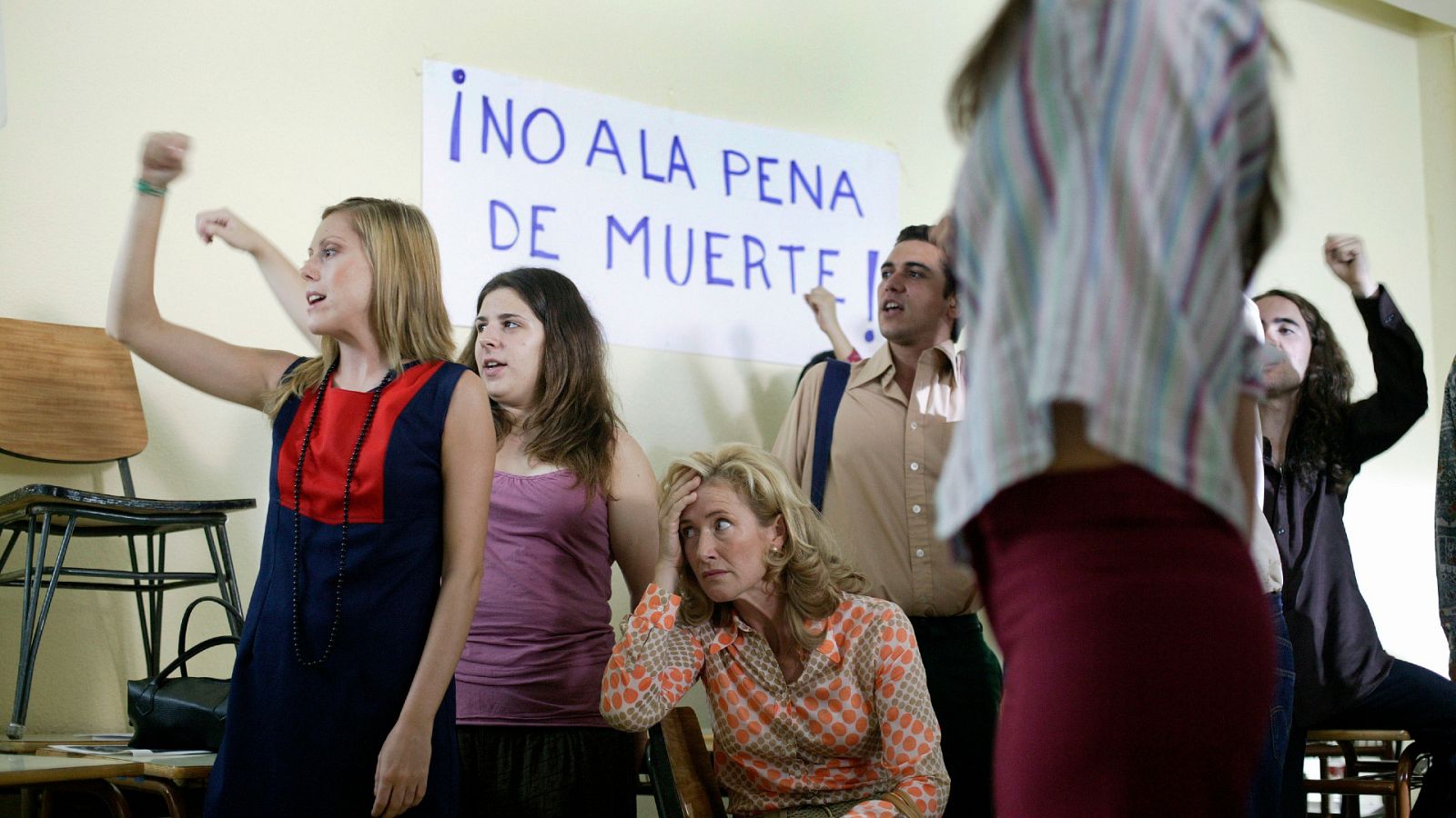 Cuéntame cómo pasó - T9 - Episodio 6: Todos acongojados, acongojados todos - Ver ahora