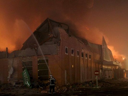 Telediario 1 - Gran incendio en gran superficie