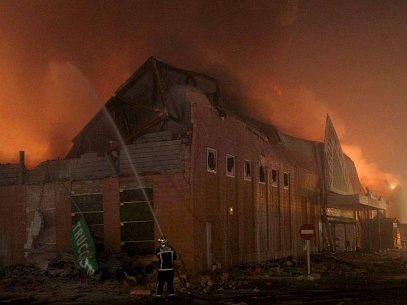 Espectacular incendio en una gran superficie de bricolage de Majadahonda (Madrid)