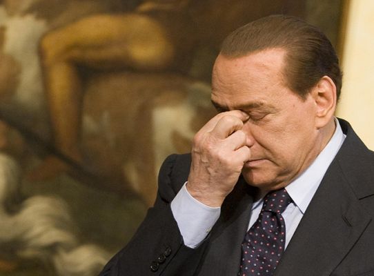 Telediario 1 - Aumenta la presión sobre Berlusconi