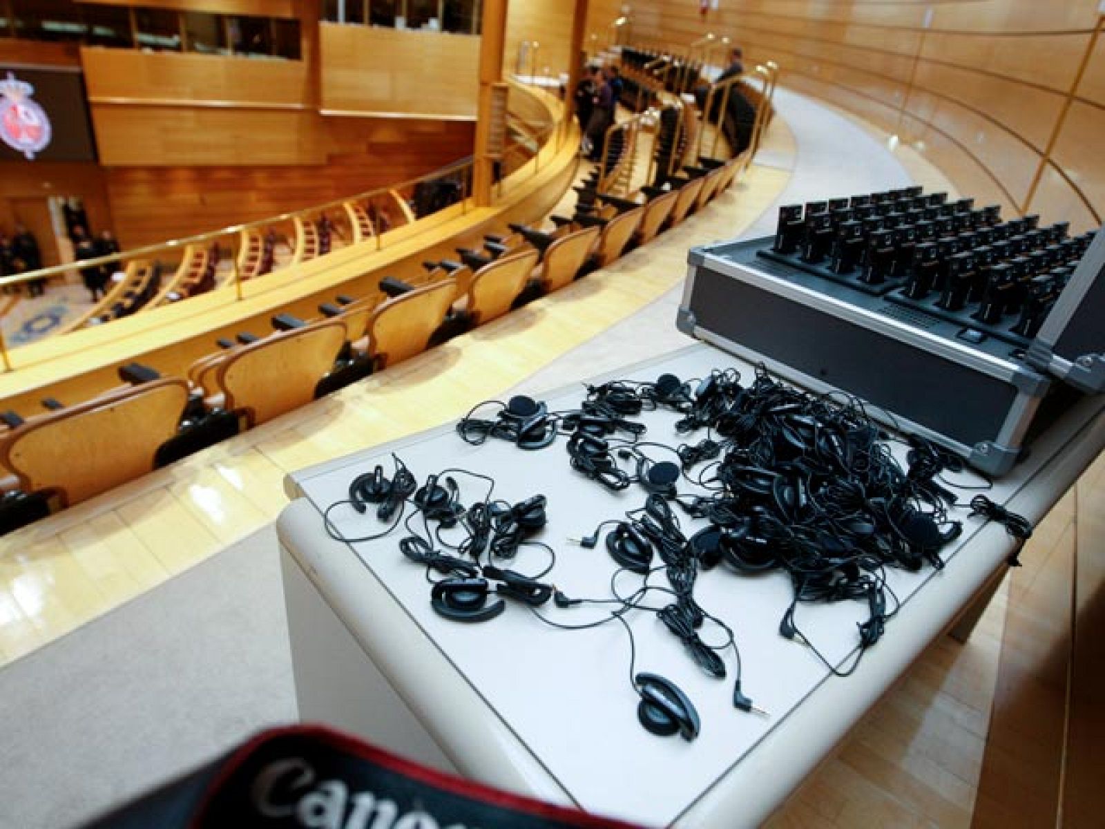 Los senadores ya utilizan las lenguas cooficiales en el pleno | Ver