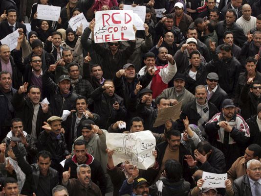  - Miles de tunecinos se manifestan contra el Gobierno con el beneplácito de la Policía