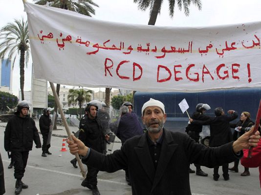  - Túnez detiene a 33 familiares de Ben Ali y los ministros afines a él dejan su partido