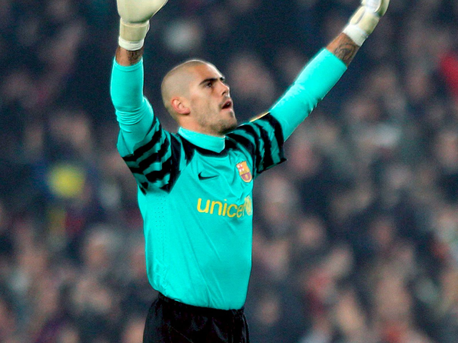 El portero del Barcelona Víctor Valdés ha asegurado que la derrota contra el Betis les permite vivir "con los pies en el suelo" porque es un "aviso". El Barça sigue negociando la renovación de Guardiola y ha sufrido la lesión de Jeffren.