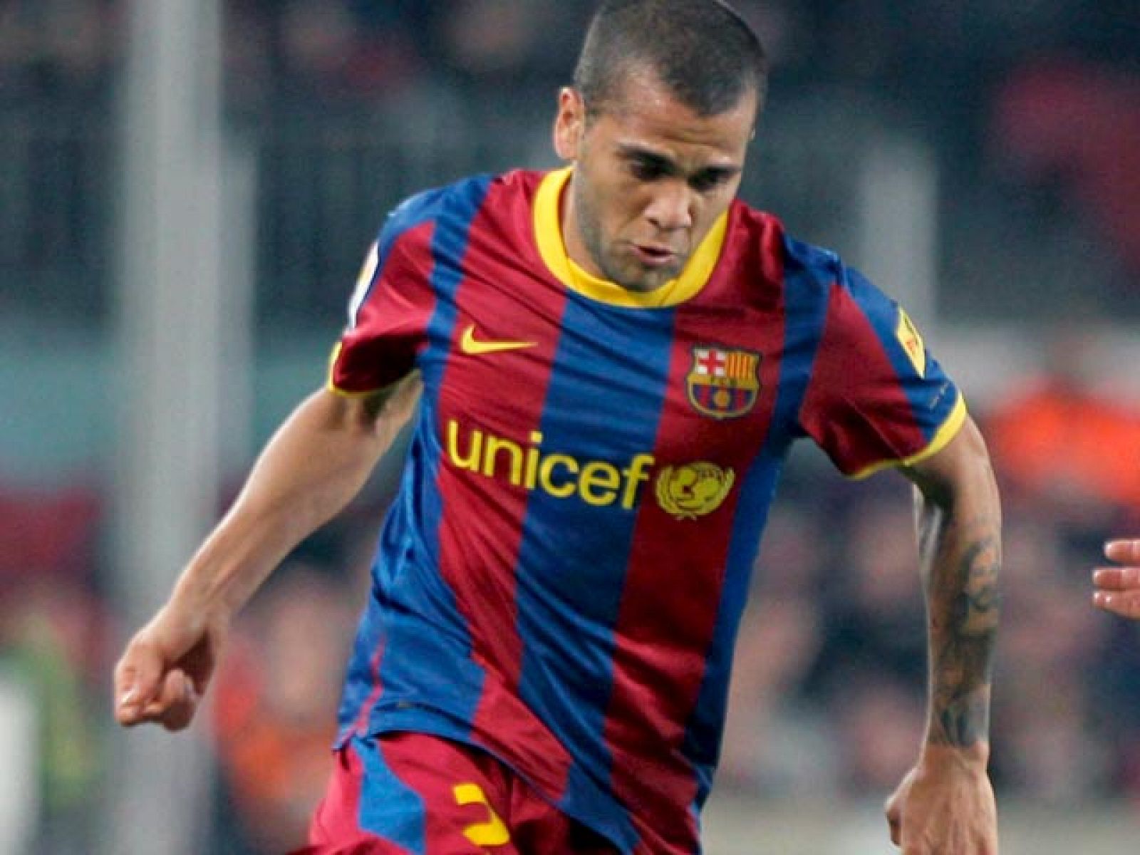 El lateral brasileño Daniel Alves no acepta, de momento, la oferta de renovación que le hacen desde el FC Barcelona